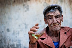 Old Machetero drinks rum (reparto Bahía, Havana, Cuba)