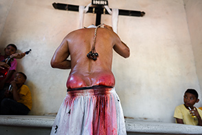 Holy Week self-punishment ritual (Santo Tomás, Colombia)