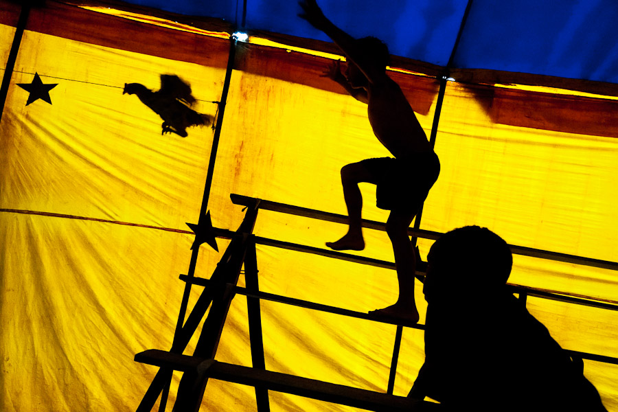 Circo Anny, a family run circus wandering the Amazon region of Ecuador, shows a usual mixture of acrobat, clown and comic acts.