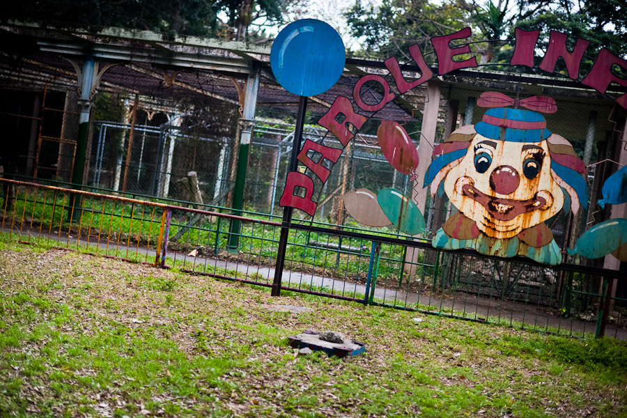 A rusted sign of the children's amusement park at the Havana Zoo.