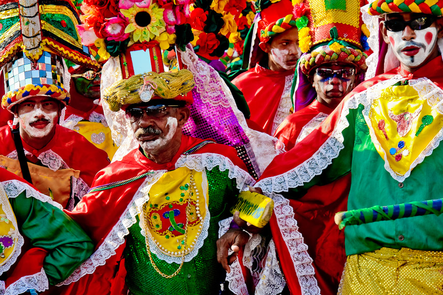 El Congo is a dance of the warrior. The origin of Congo dance goes down to Africa and its choreography should represent a fight between a bull and a Congo warrior.