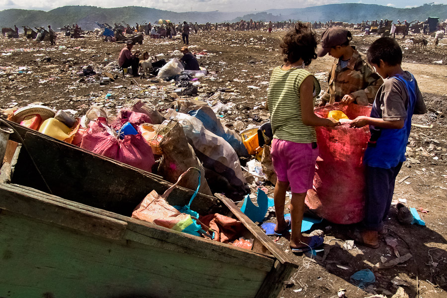 Every day since the early morning when the sun does not burn there are hundreds of recollectors arriving to La Chureca. It has been estimated that about 2000 people work directly at the dump.
