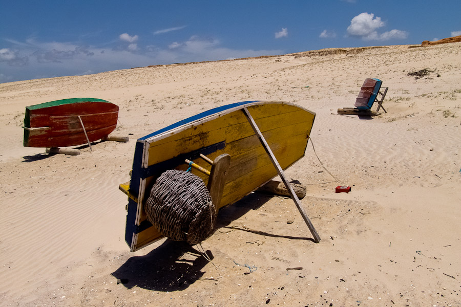 The smallest jangada (boti) is a two or three metres long craft with no keel. It is used by young boys or a single fisherman for quick trips not far from the coast.