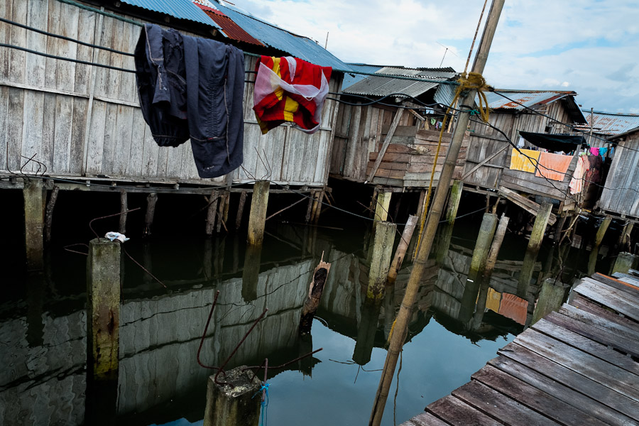 The shellfish pickers are mostly Afro-Colombians, displaced due to the Colombian armed conflict. They live in stilt house communities on the coast around Tumaco, the capital of the Nariño department.