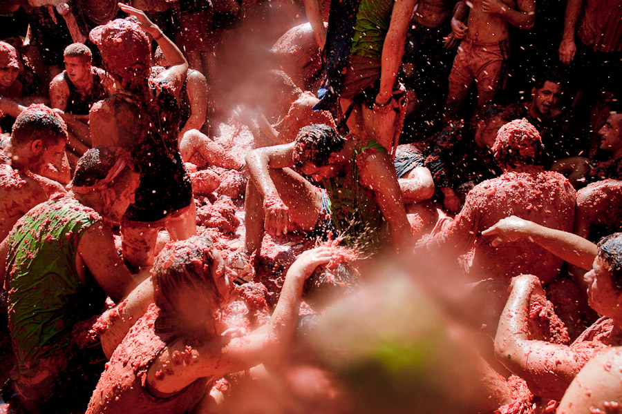 Tomatina, fighting in the tomato pulp.