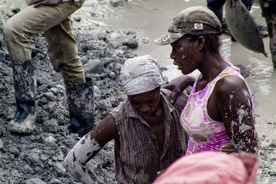 The daily earnings of goldminers do not reach over a couple of dollars but every barequero is totally convinced that thousands of dollars can be made here.