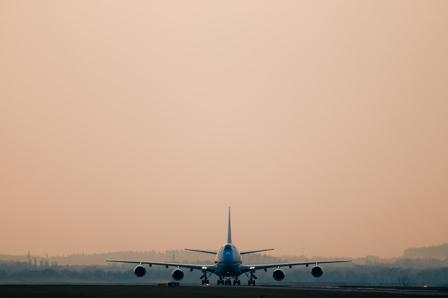 Arrival of the Air Force One aircraft, with the US President Barack Obama on board, at the Prague Airport, 4 April 2009.