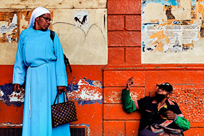 A man talks to a nun (Santander de Quilichao, Cauca, Colombia)