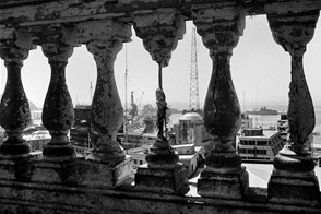 Broken balustrade (Valparaíso, Chile)