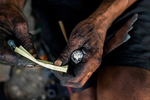 Bazuco in the hand (Medellín, Colombia)