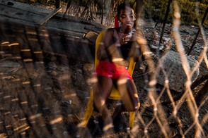 A girl behind a fishing net (Olaya Herrera, Cartagena, Colombia)