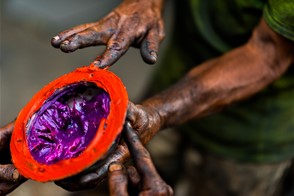 Hands of mechanics in Barrio Triste