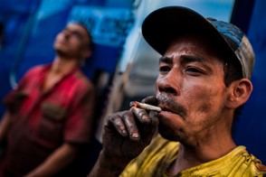 Smoking bareto in Barrio Triste (Barrio Triste, Medellín, Colombia)