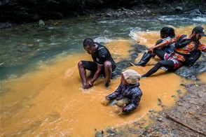 Migrants cross the jungle river