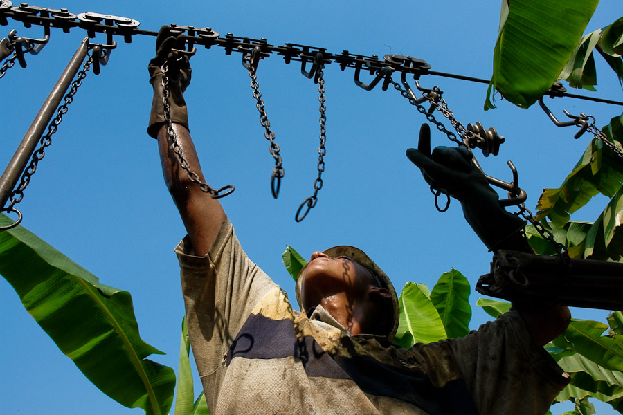 A young Colombian worker prepares the aircable for banana transport on the banana plantation in Aracataca, Colombia.