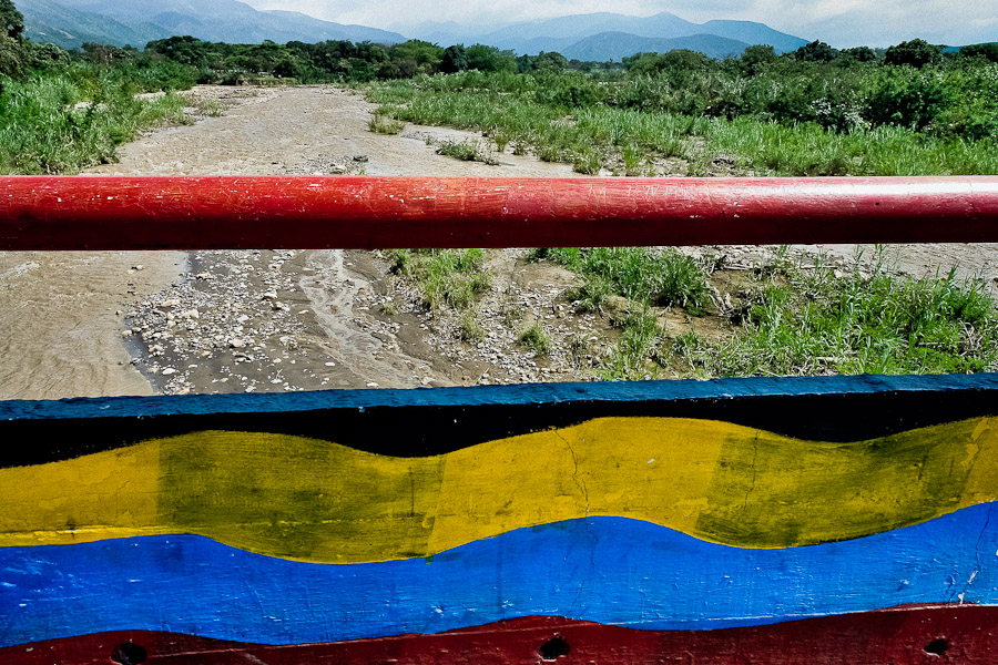 The major part of the Colombia-Venezuela borderline goes through uninhabited jungle areas in Llanos or in Amazonia. 2200 kilometres is impossible to guard.