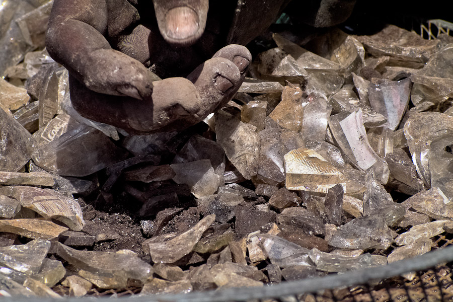 The price of an ordinary dinner on the streets of Managua equals a collection of 25-30 kilograms of broken glass pieces at the La Chureca garbage dump.