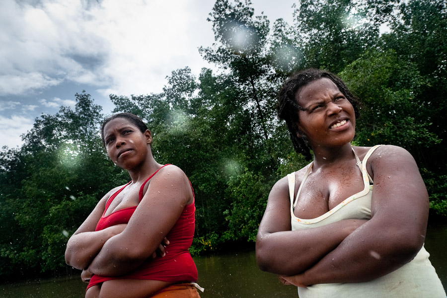 Pianguas can be gathered only during the low tide, when the low sea uncovers the mangrove tree roots and the shellfish pickers can enter the swamps and search for them. On the high tide ‘concheros’ return back to their village.