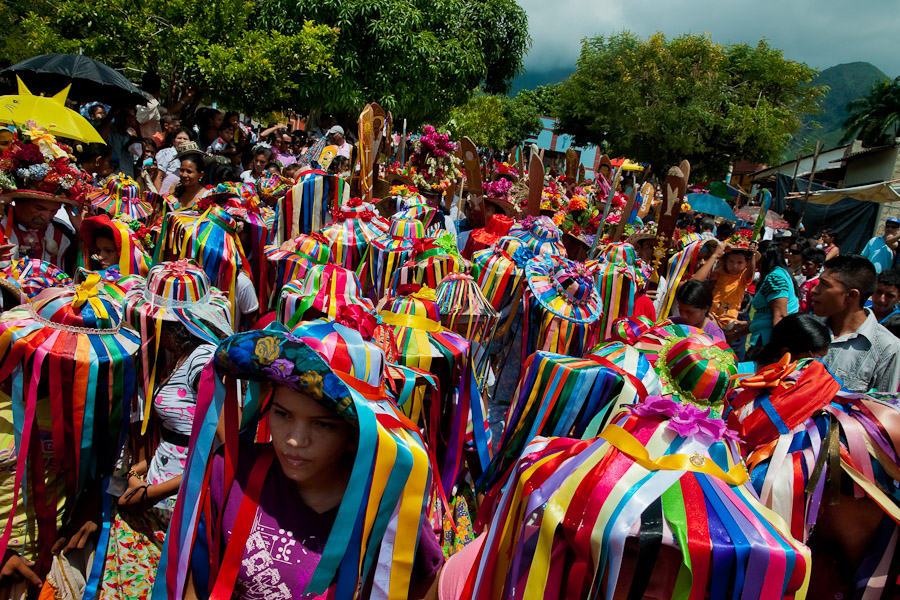 Negros and Negritas, both male and female with colorful hats, are protectors. With their wooden machetes they defend Cucambas (God's messengers) against Diablos (Devils).