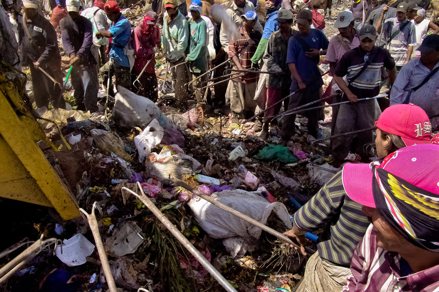 Inspite of the inbearable hot climate at the La Chureca dump (temperatures over 40°C) searches keep their bodies and heads carefully covered to avoid sunburn and infections.