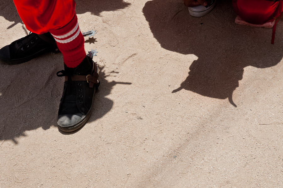 When the procession stops in front of the improvised altars made along the path, the Devils always kneel down and bow down their heads facing the God.