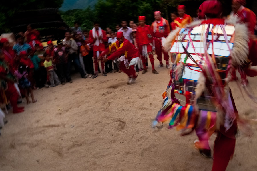 The whole spectacle makes stops at places which are worshiped as sacred in the Kankuamo mythology. The Devils perform a fast rough dance demonstrating a fictitious fight.