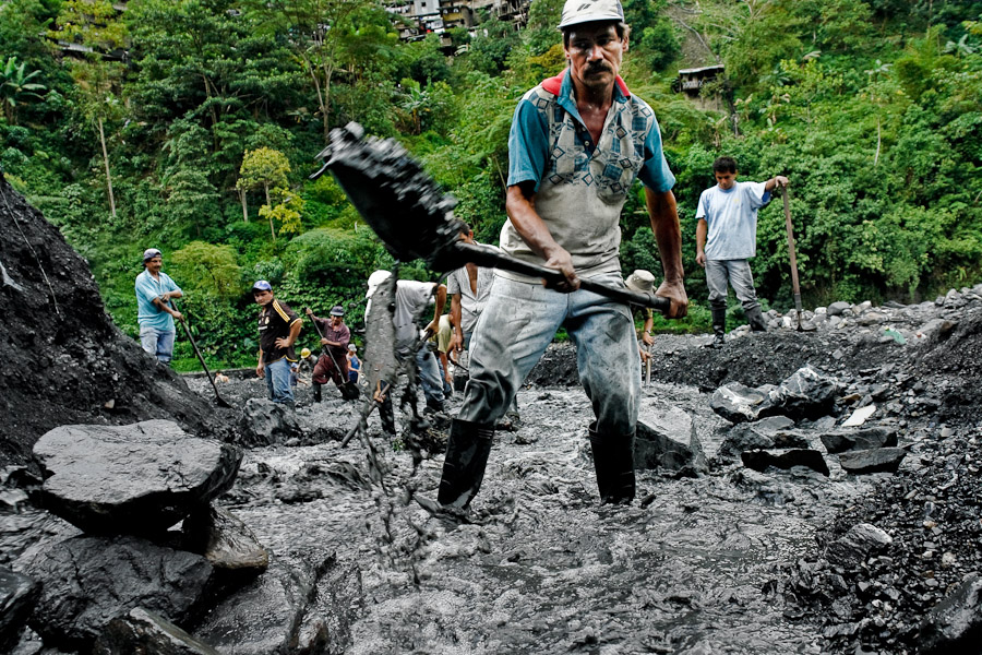 The absolute majority of people who are linked to the emerald mining in Muzo are guaqueros (the treasure hunters). Unfortunately this kind of mining does not offer much of the treasure.