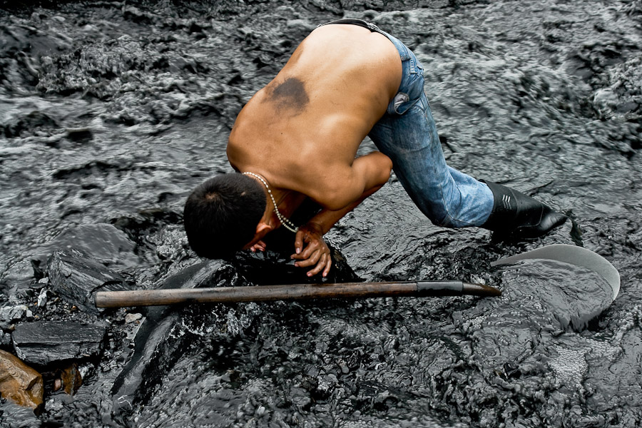 Hot and wet tropical jungle weather is hardly compatible with a systematic mining process. Working conditions of miners are poor and risky.