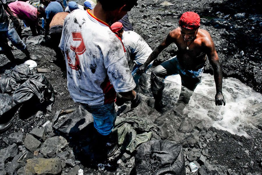 It has been estimated that there are about 15.000 miners permanently working in all mines of the central Colombia. This number increased up to 50.000 people during the “green fever”.