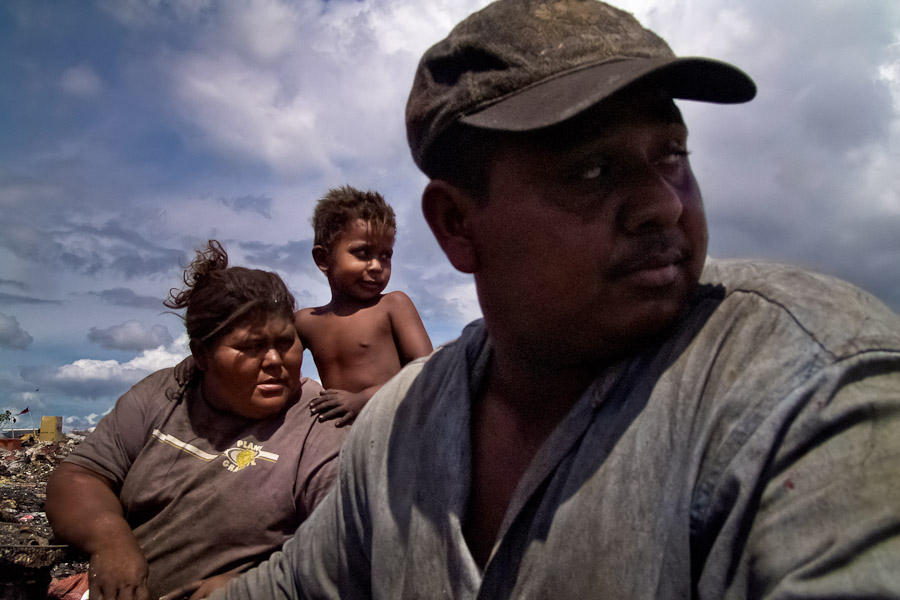 The overwhelming majority of the searchers at the La Chureca garbage dump are families with children for whom recycling is a regular way of making their living.
