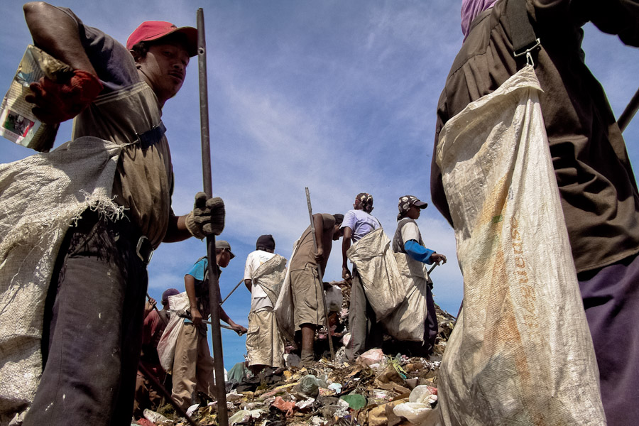 Recyclers in La Chureca search in tons of rotten garbage mainly metals (copper, aluminium, bronze), they use a specially forged hook to get easily through the mass of trash.