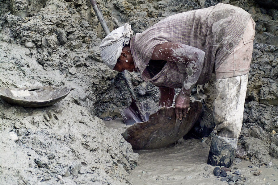 The gold pan filled with goldbearing mud and rocks weighs about ten-fifteen kilograms. Goldminers carry it to the water pool to get washed. It can be washed in ten minutes approximately.