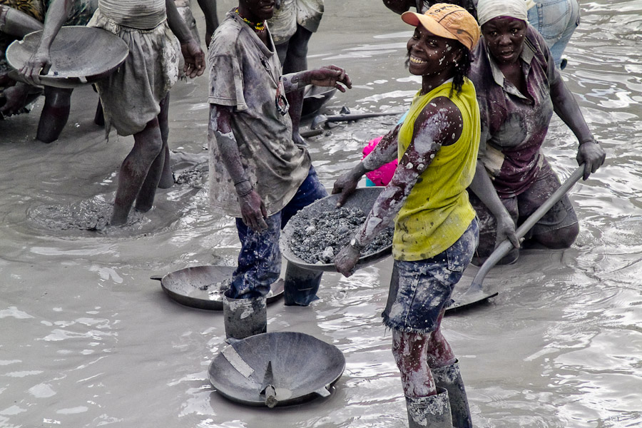 There are mainly women panning gold in the Agua Clara opencut near Tadó.