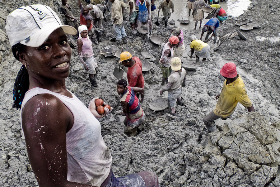 Women miners working in goldbearing mud, searching for gold and platine in the jungle rivers of Chocó, the western lowlands of Colombia.