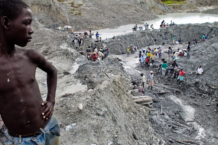 Gold mining leaves the Chocó jungle environmentally damaged. Removing the vegetation cover and forming pools of standing water cause the increase of mosquito population and malaria respectively.