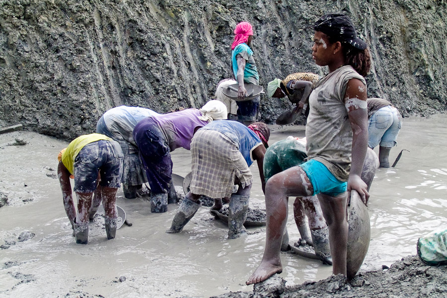 According to the Colombian statistics 70 percent of the whole Choco population is either active in the gold and platine mining or closely connected to it.