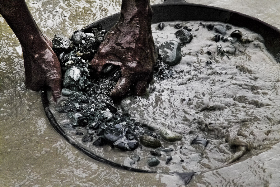 Although some heavy machinery arrived to Choco gold mines in the last years, the prevailing technique of extracting gold is still gold panning. It is locally called ‘bareque’.