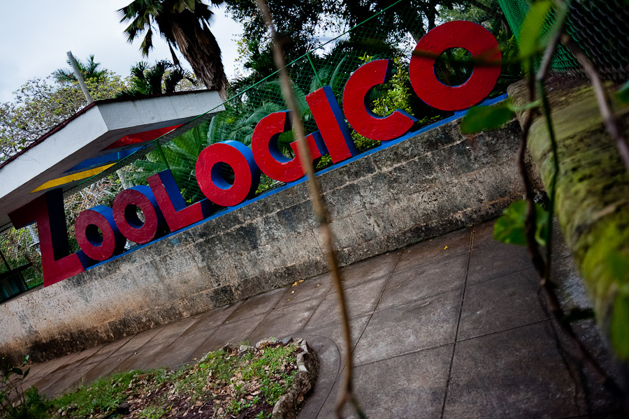 The entrance gate to the Havana Zoo decorated with a large typographic sculpture.