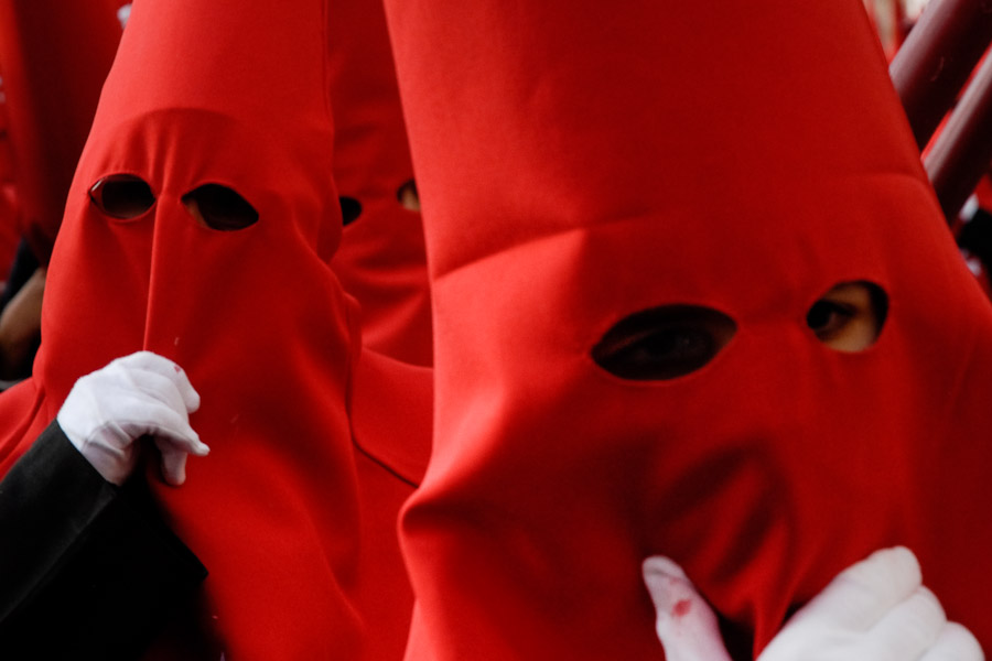 The Holy Week participants (penitentes) wear colorful tunics and a hood with the conical hat (capirote).