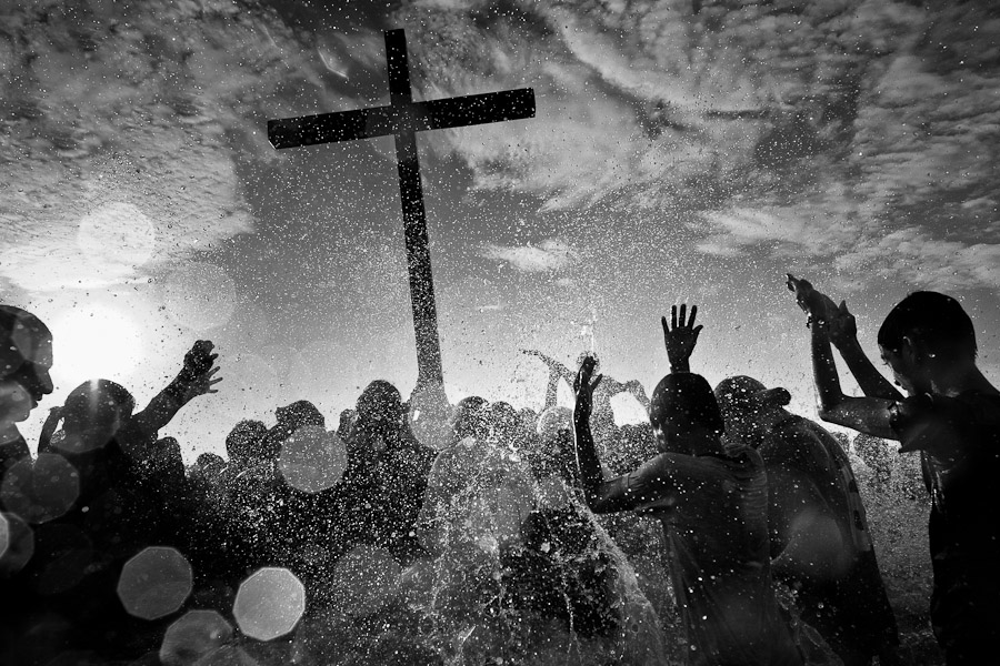 The Holy Week (Semana Santa) ritual in Ecuador, Lavado de la cruz – bathing the wooden cross in the sea.