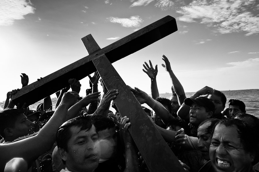 Fishermen from Ballenita try to lift up the wooden cross in the Pacific ocean during the annual Semana Santa rite.