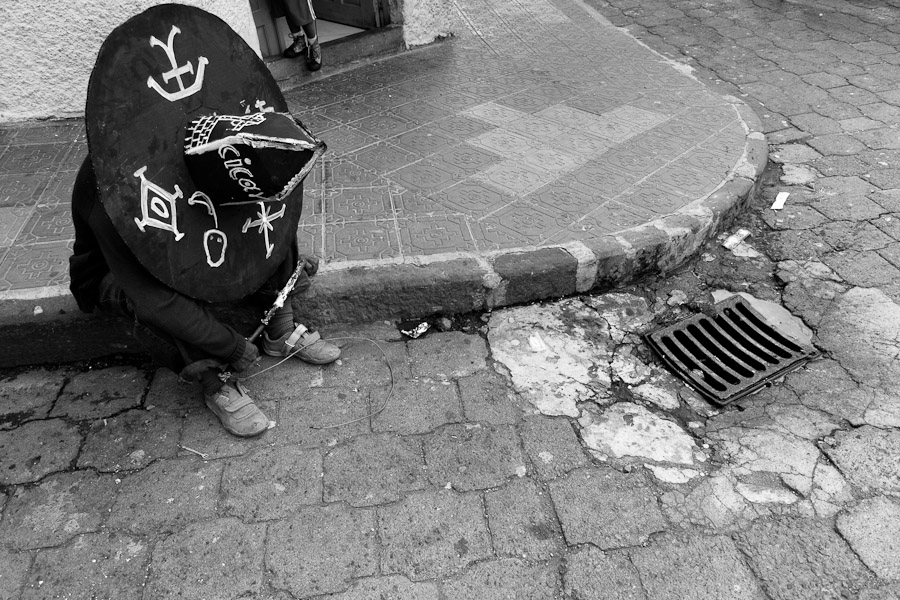 Although the unrestrained consumption of alcohol helps dancers to dance long hours without food and breaks, some Indians often fall in sleep right on the street.