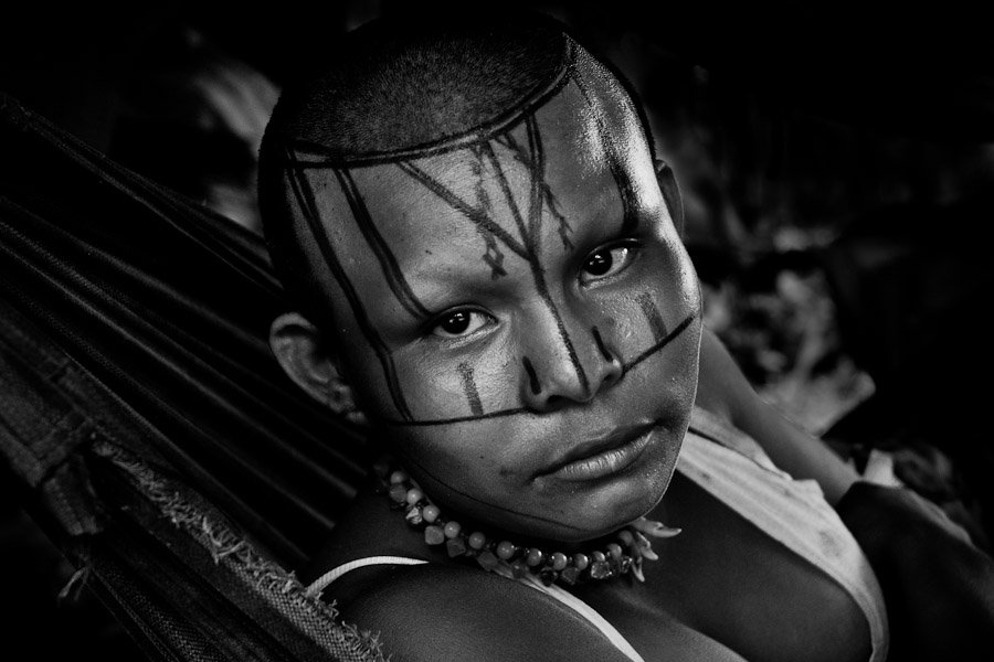 The Nukak women have short black hair, they still decorate their faces with ornaments painted with red dye and they keep their eyebrows always plucked.