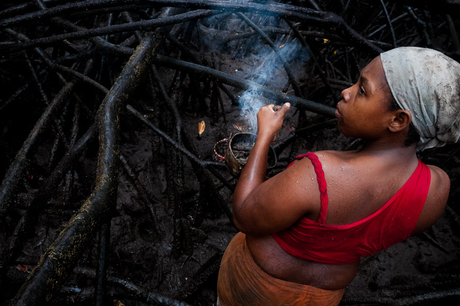 Facing the clouds of mosquitos inside the mangrove swamps, ‘concheros’ use to carry a pot filled with a smouldering tropical wood to protect themeselves against the mosquito bites and thus against malaria.