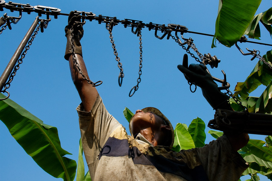 In the past years banana companies have tried to get rid of the ownership of the plantations. By this way they make away with responsibility in the countries of production.