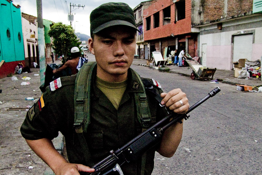 Although Colombian Police guard some of the entrances to El Calvario they are not able to stop robberies and reselling the stolen stuff.