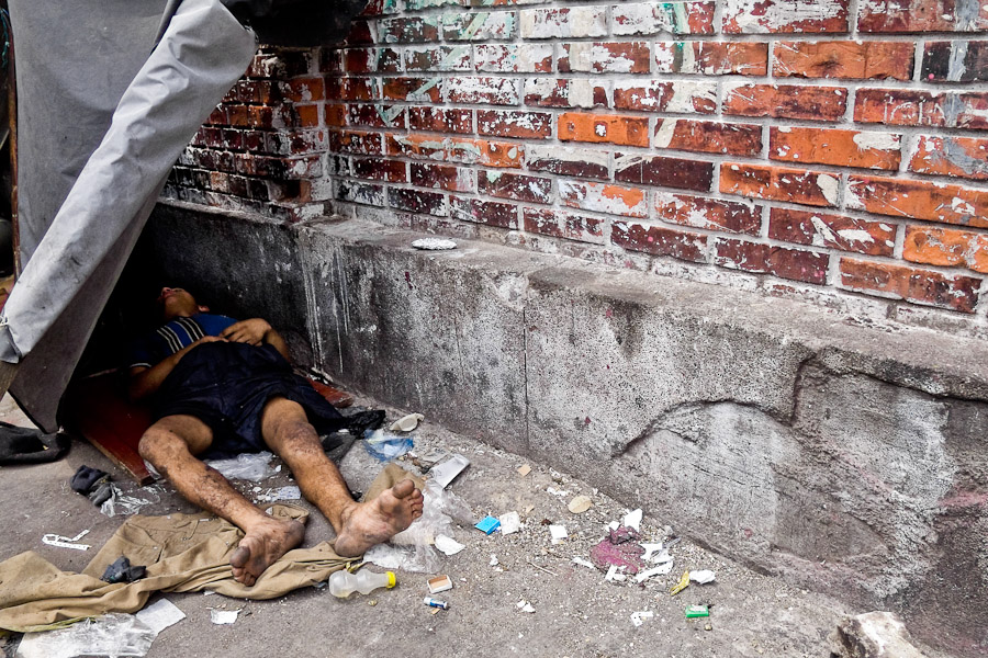 El Calvario is the final stop, there is usually no way back for those who fell in here. Right here, on the dirty, stinky street lies the social bottom of Cali.