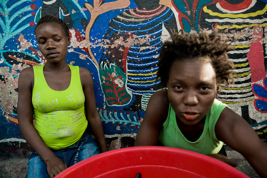 Street vendors selling oranges in the downtown of Port-au-Prince (Haiti).