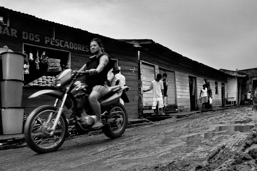 Strong and lasting rains are very common in Amazonia. They make the small river communities with unpaved streets muddy and hardly habitable.