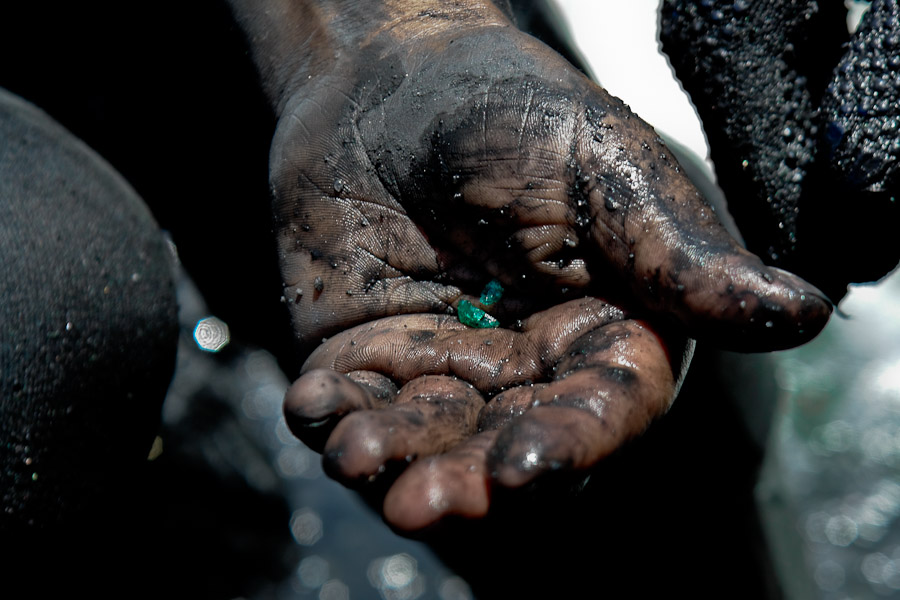 When the Earth gives over the treasure, Colombian miners say that “it paints” due to the beautiful green color of emeralds found in the rock. If there is no rain, the Earth gets dry and “it does not paint”.
